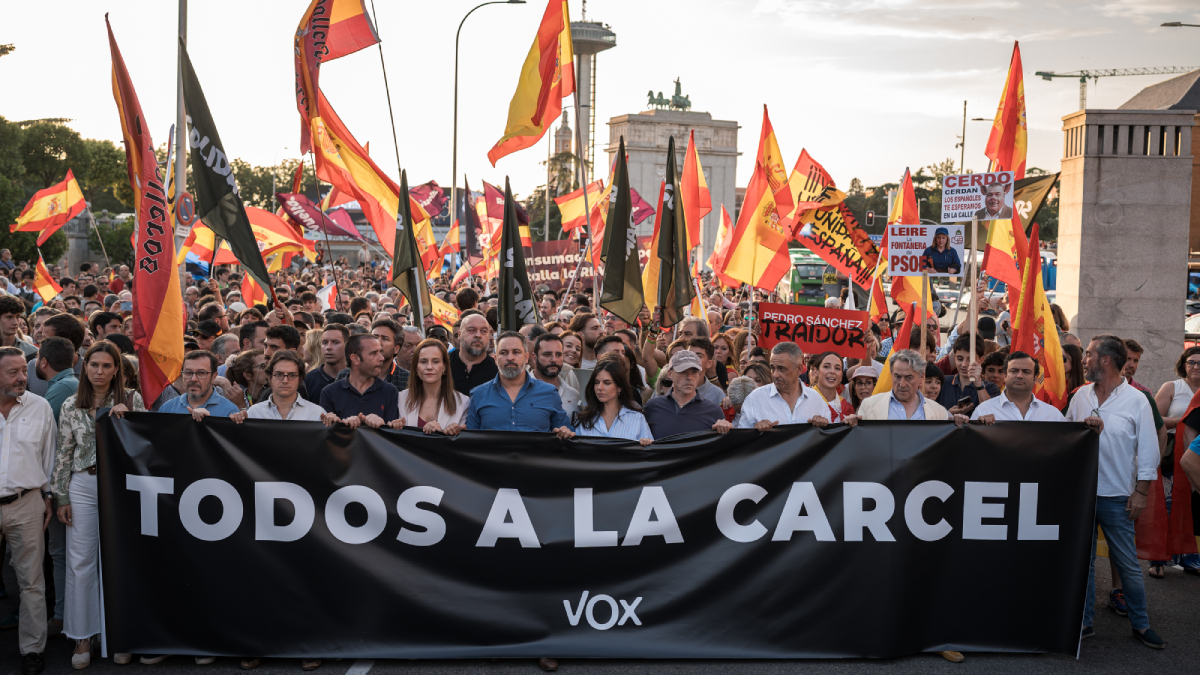Vox demana suports per a una moció de censura