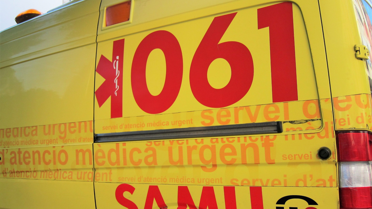 Un infant de 9 anys, inconscient i amb un traumatisme craneal, en precipitar-se des d’un tercer pis