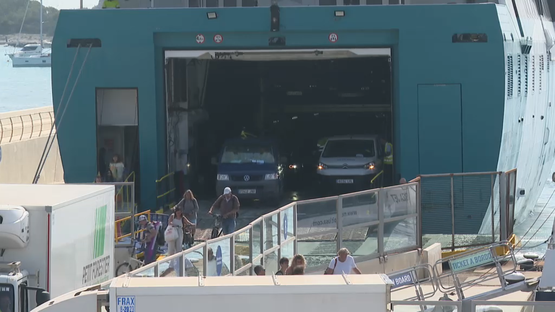 El Consell de Formentera es persona com a codemandat en el contenciós de Baleària per la regulació de vehicles a Eivissa