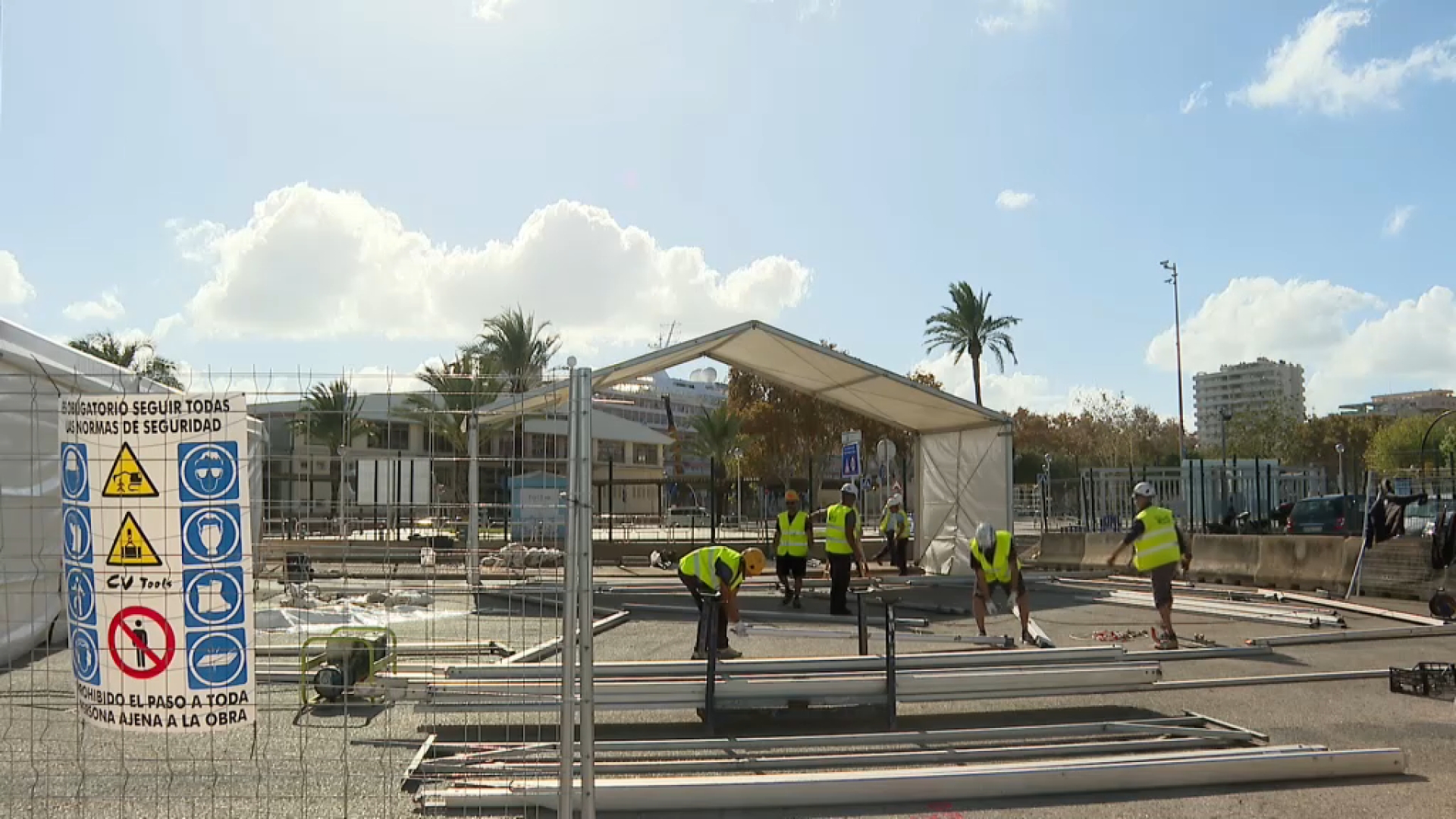 S’inicia el muntatge dels envelats per acollir persones migrants al port de Palma