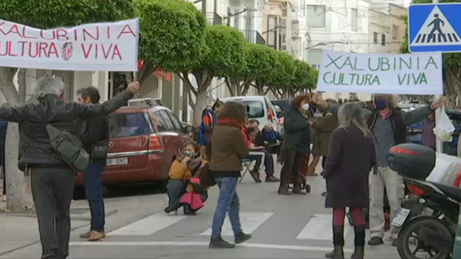 Un centenar de persones protesten a Alaior pel desnonament del Centre d’Art Xalubínia
