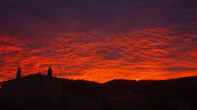 La posta de sol tenyeix de vermell Mallorca