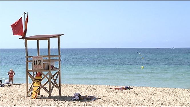 Bandera vermella a la platja de Can Pere Antoni per un vessament d’aigües residuals