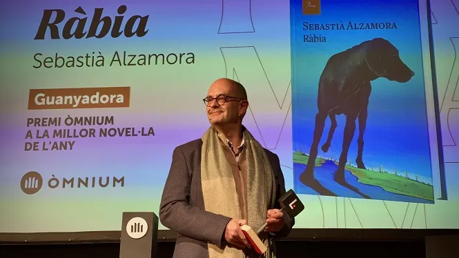 ‘Ràbia’, de l’escriptor mallorquí Sebastià Alzamora, premi Òmnium a millor novel·la del 2022