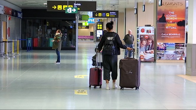 Arriben més de 400 persones als aeroports de Balears