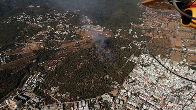 L’IBANAT dona per controlat l’incendi a Sa Talaia