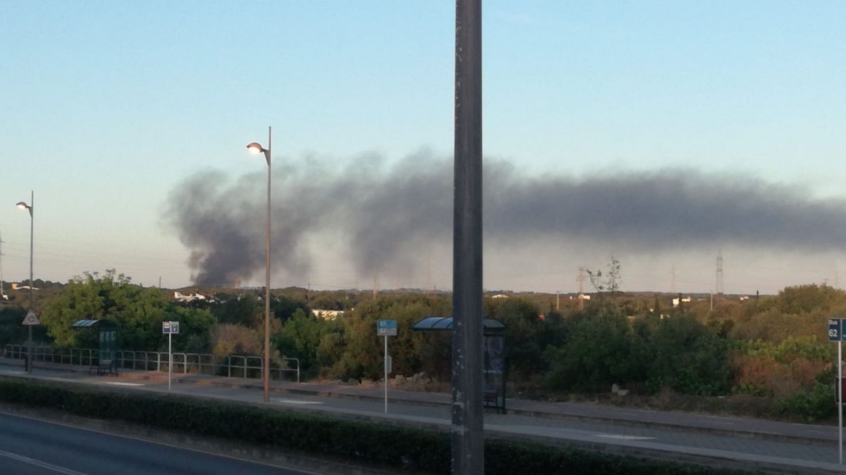 Incendi a una empresa de reciclatge de Ciutadella