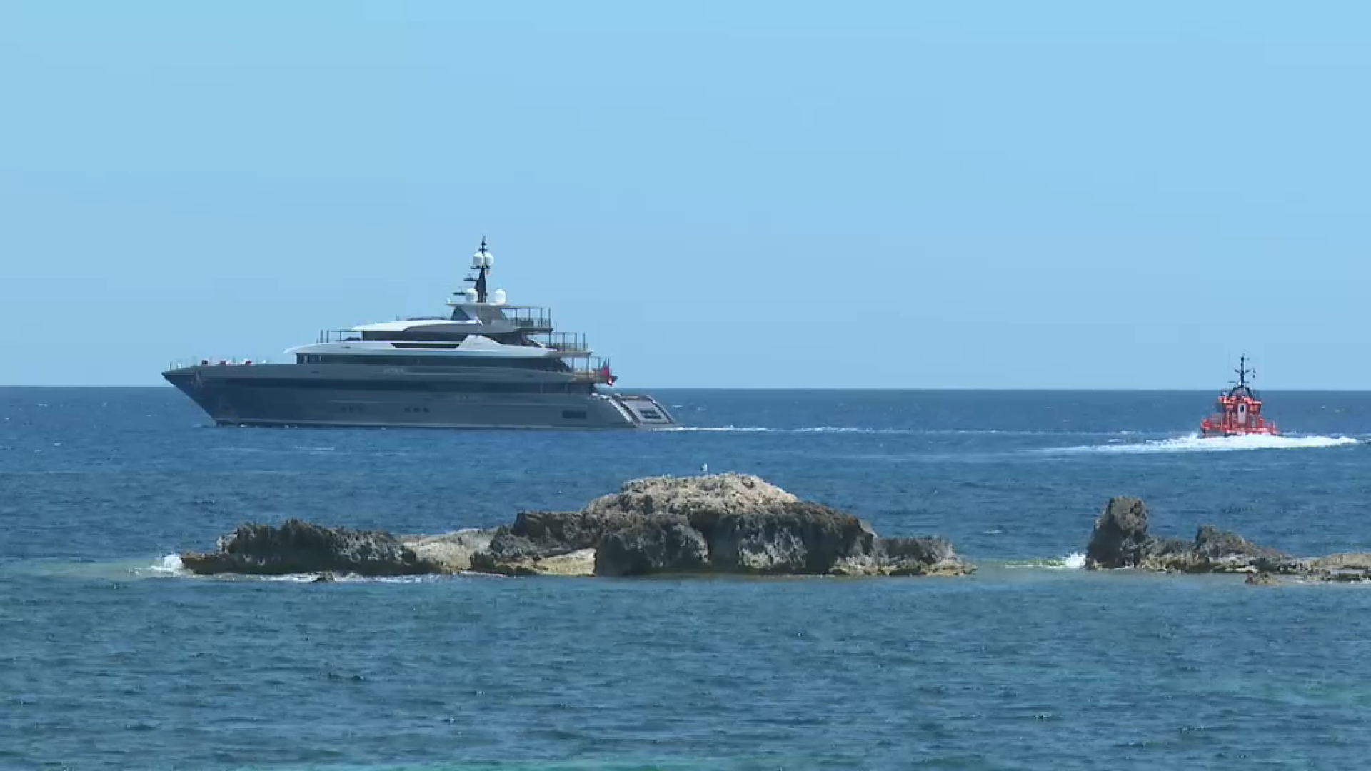 Ordenen retenir el super-iot de luxe Attila al port d’Eivissa per navegació perillosa des de Formentera