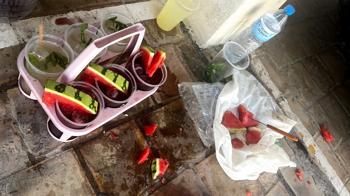 Còctels i mojitos preparats al terra d’un pàrquing a Platja de Palma