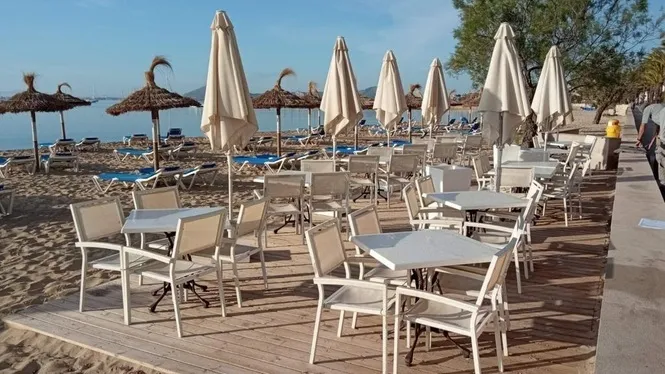 L’Ajuntament de Pollença retira una terrassa il·legal a la platja dels Tamarells