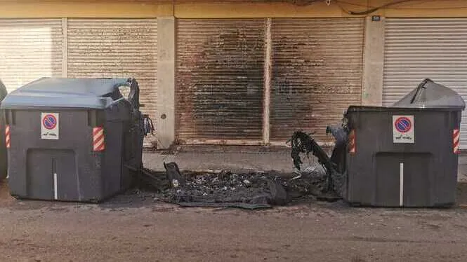 Cremen dos contenidors de fems al barri des Rafal