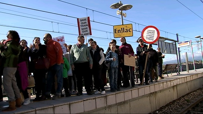 Un+centenar+de+persones+protesta+perqu%C3%A8+el+Govern+no+elimini+l%E2%80%99estaci%C3%B3+d%E2%80%99Enlla%C3%A7