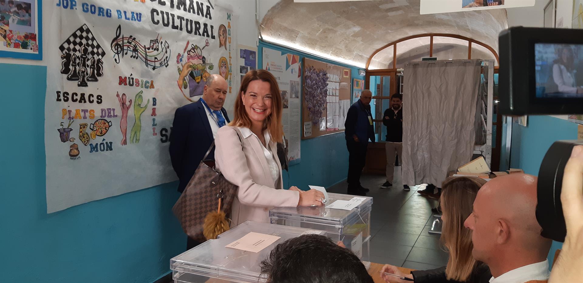 Prohens i Armengol, les primeres a votar a Balears