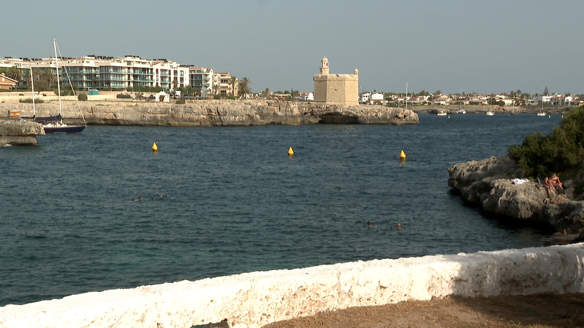 Ports prohibeix amb boies l’entrada d’embarcacions a Sa Farola de Ciutadella