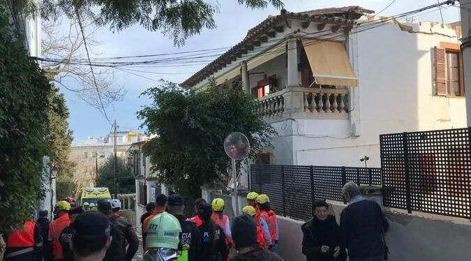 IB3 News |  The interior floor of a house in Carrer Polvori collapsed