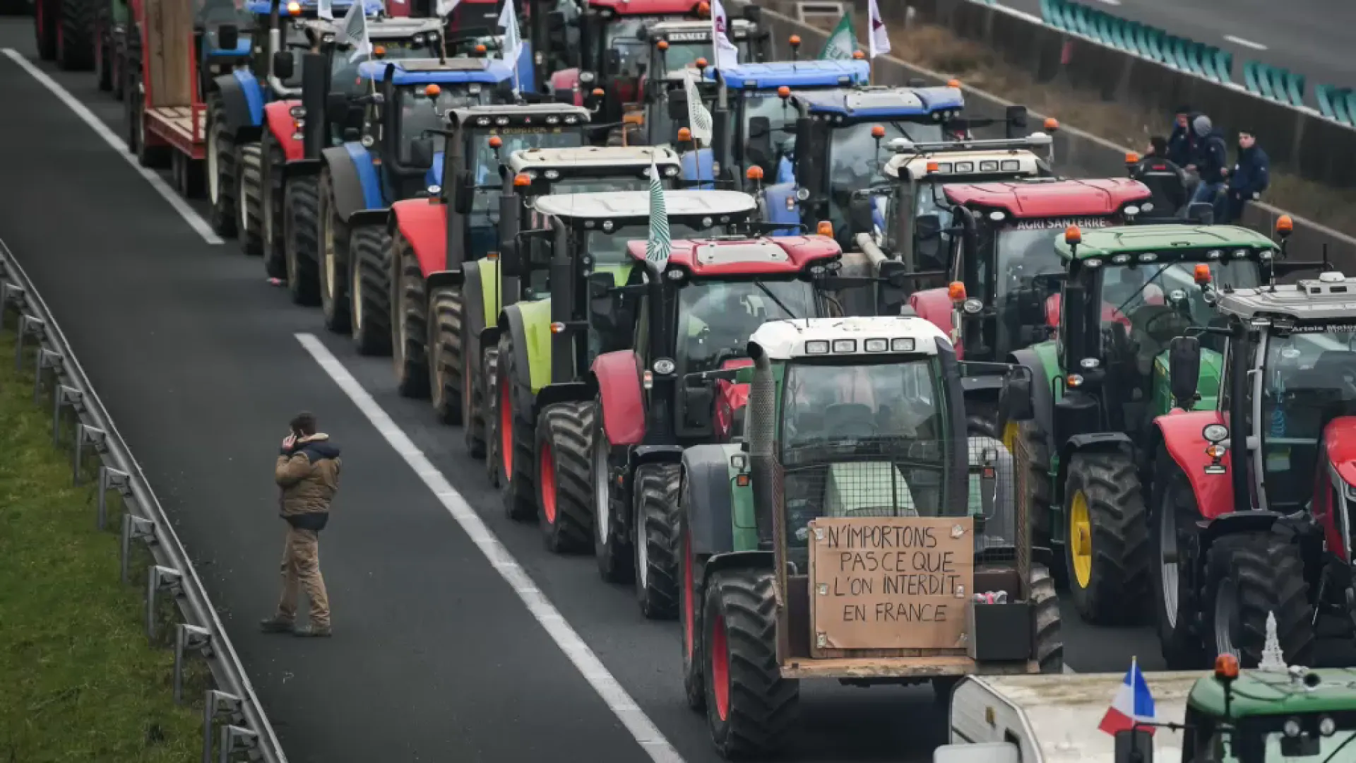 Continuen bloquejades vuit autopistes d’accés a França pels pagesos gals