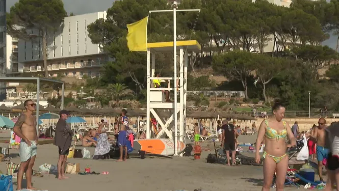 Mor un turista de 70 anys mentre es banyava a una platja de Peguera