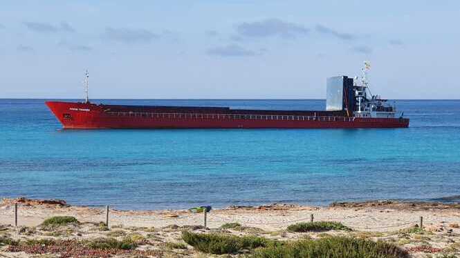 El remolcador Marta Mata arriba a Formentera per desencallar el vaixell de càrrega