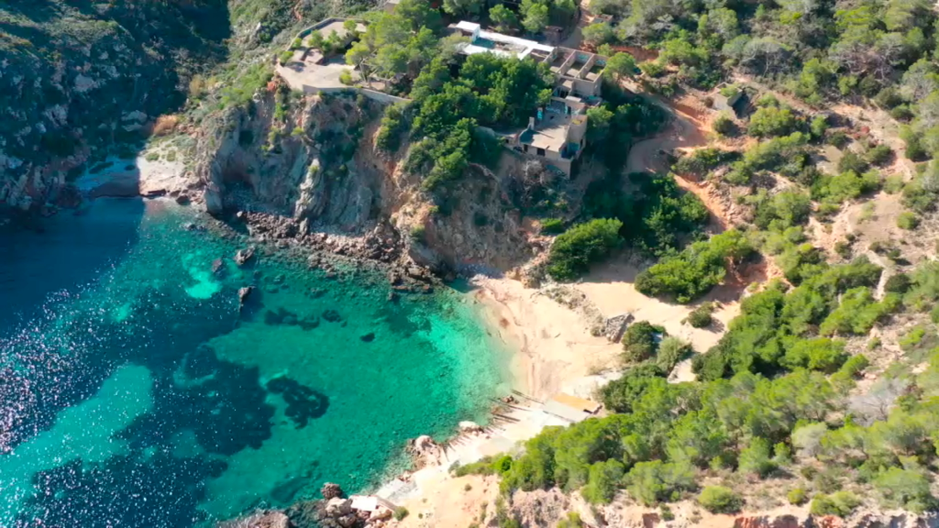 Nova passa en l’edifici inacabat de Josep Lluís Sert a Cala d’en Serra, a Sant Joan de Labritja