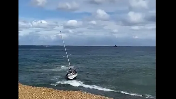 Rescaten 3 tripulants d’un veler francès encallat al nord d’Eivissa