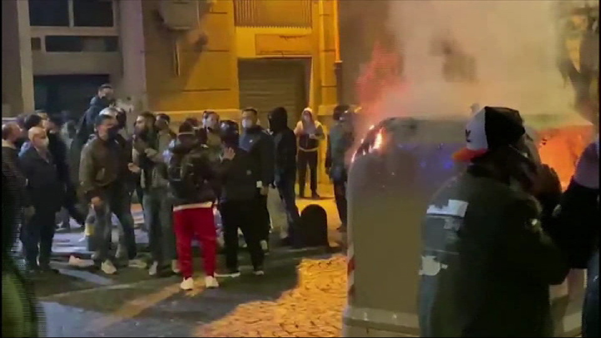 Aldarulls a Nàpols i protesta silenciosa a Roma per les noves mesures anti-Covid 19