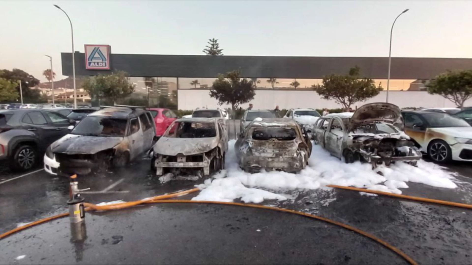 Quatre detinguts per provocar l’incendi a un pàrquing de Cala Millor a principi del passat agost