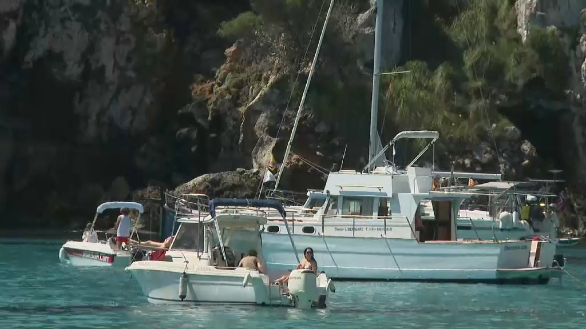 Des d’aquest dilluns, a la platja de Macarella només es pot anar en bus