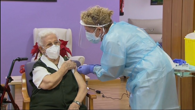 Araceli, de 96 anys, la primera a rebre la vacuna a Espanya
