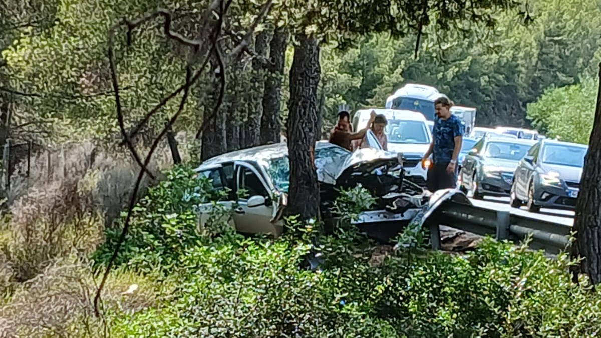Accident greu entre un cotxe i un camió a l’autovia d’Andratx
