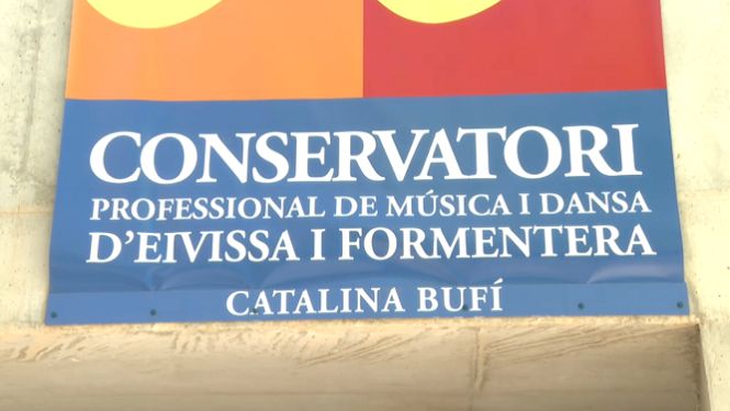Classe de música i dansa a 90 infants pitiüsos de 6 i 7 anys