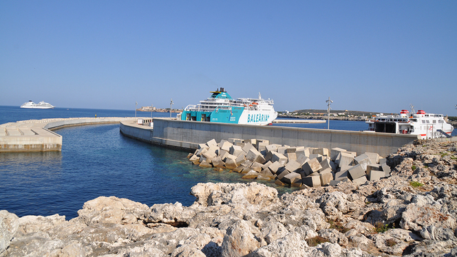 Ports preveu habilitar una zona per a l’estacionament de camions al port de Ciutadella