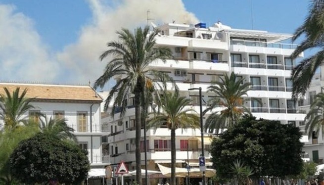 Desallotjades 20 persones d’un hotel de Sant Antoni a causa d’un petit incendi al bar de sota