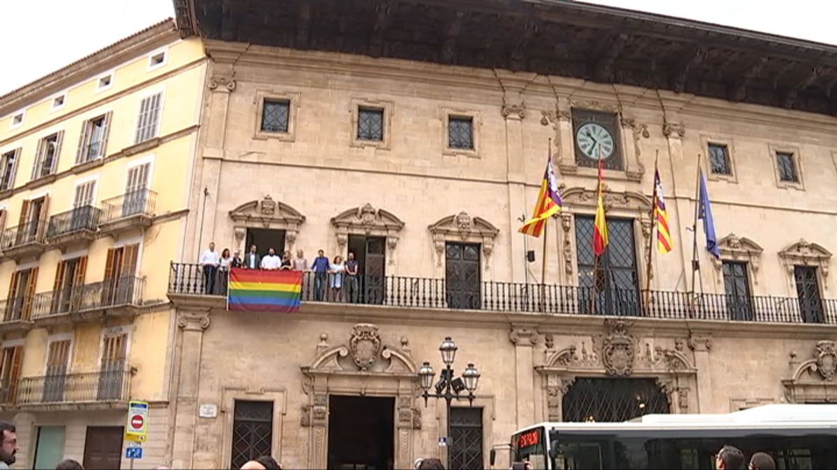 L’Ajuntament de Palma i els busos de l’EMT llueixen banderes LGTBI pel Dia de l’Orgull