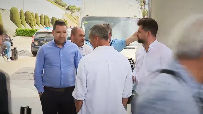 Taxis i microbusos es reuneixen per mirar de fixar normes de convivència a l’Aeroport de Palma