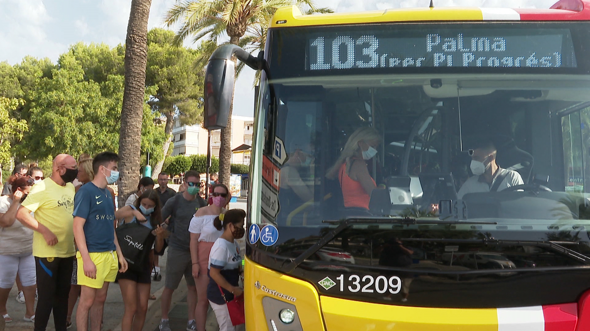 Els menors de fins a 16 anys ja tenen ‘barra lliure’ per viatjar amb el bus interurbà, tren i metro de Mallorca