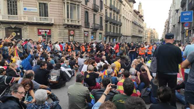 La Policia dispersa amb cops de porra els concentrats a la plaça Urquinaona