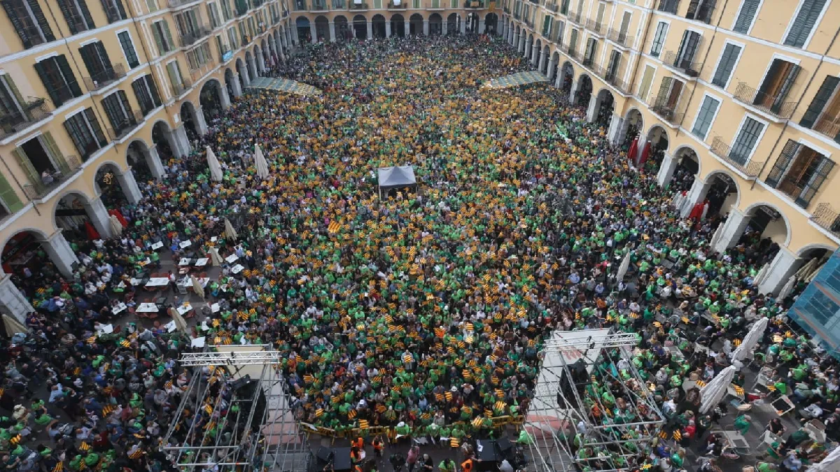 Milers de persones reben la flama del Correllengua a la plaça Major de Palma