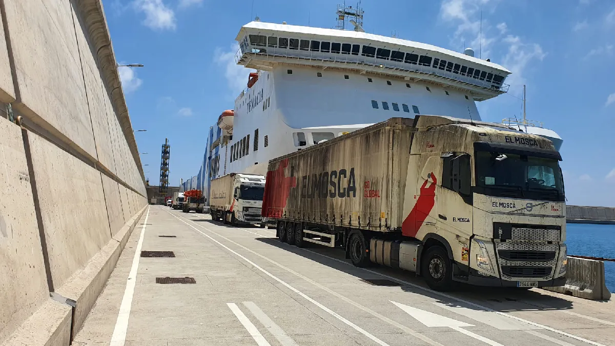 Desembarquen els vehicles del Tenacia al port de València