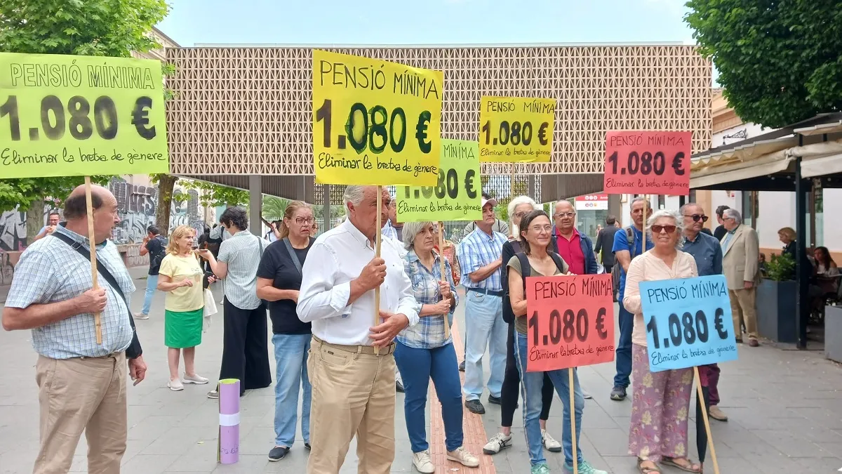Jubilats es concentren per reclamar una pensió mínima de 1.080 euros