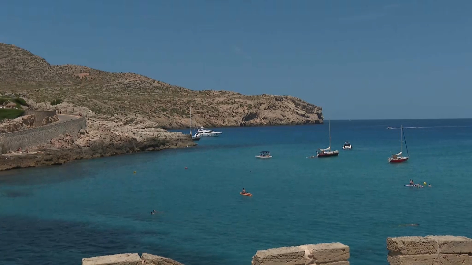 Mor un home en caure d’un penya-segat a Cala Sant Vicenç mentre pescava amb el seu net