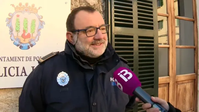 Pep Perelló, policia de Pollença: “Mai no ens havien entregat 940 euros, aquesta jove turista va ser molt generosa”