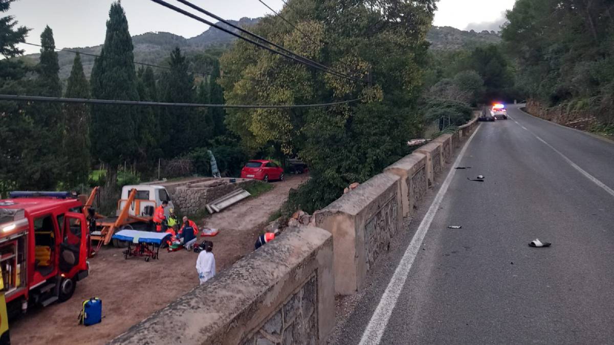 Dos motoristes ferits greus després de caure per un terraplè a Sóller 