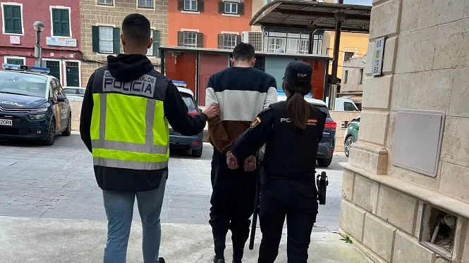 Detinguts quatre joves per robar amb violència a dues víctimes en un bar a Maó