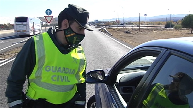 Controls a les carreteres espanyoles per fer complir els tancaments perimetrals