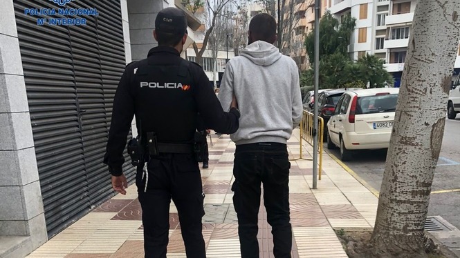Detenen un home que amenaçava amb una motoserra per no dur la mascareta a Eivissa