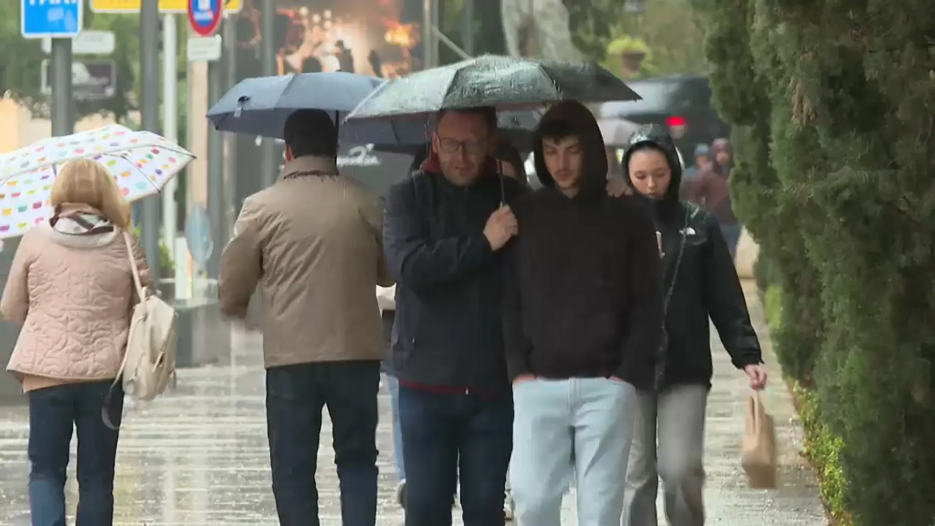 El fred i la pluja fan que els abrics i els paraigües tornin al carrer