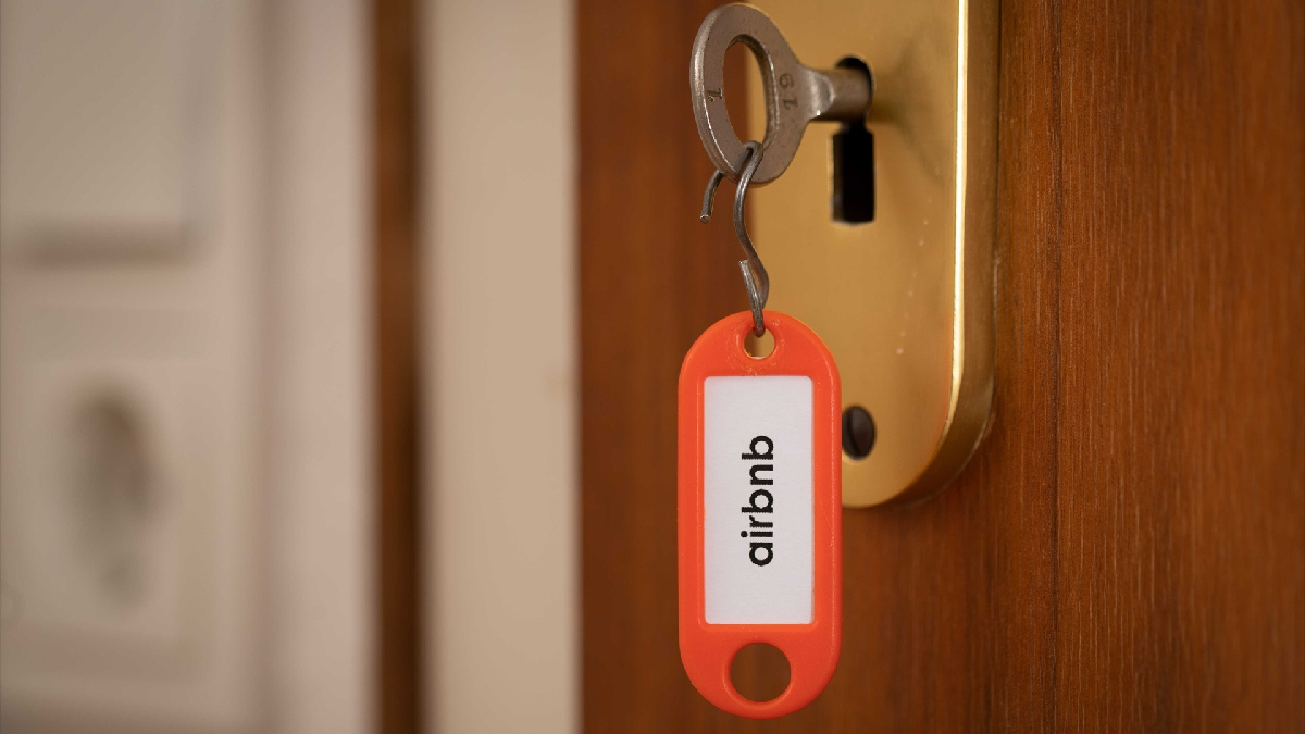 El Ministeri demana a Airbnb retirar uns 65.900 anuncis il·legals de lloguer turístic