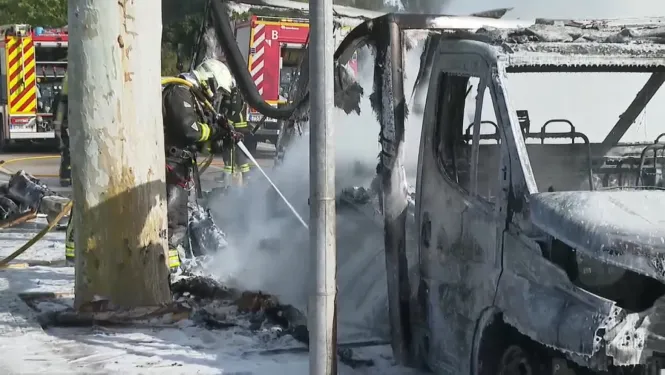 Incendi d’un camió que transportava mercaderia perillosa a Alcúdia