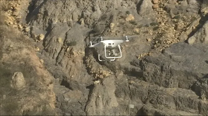 Multen un turista per fer volar un dron a Cala Romàntica sense permís