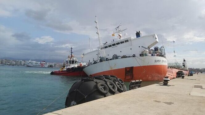 S’enfonsa un vaixell mercant al port de Palma